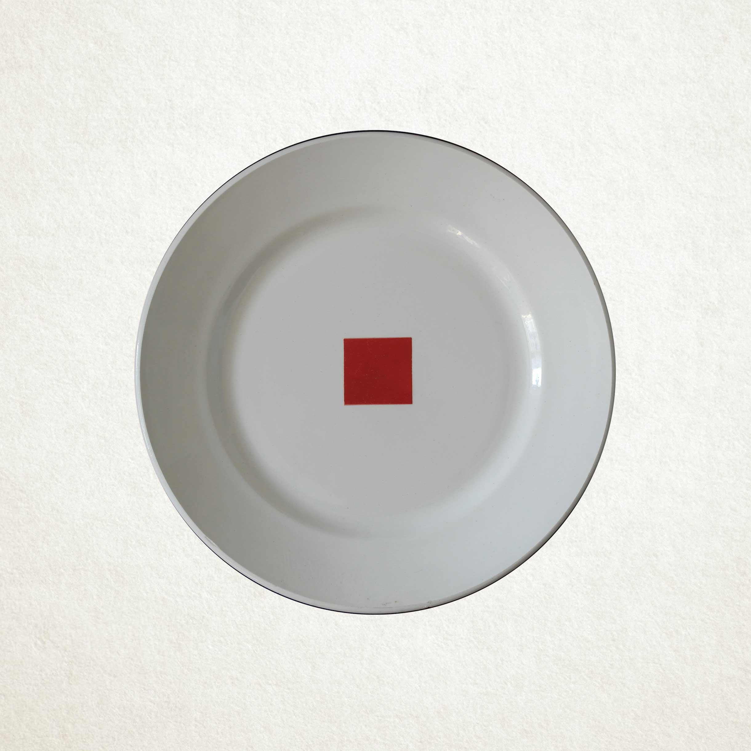 Тарелка «Красный квадрат»
